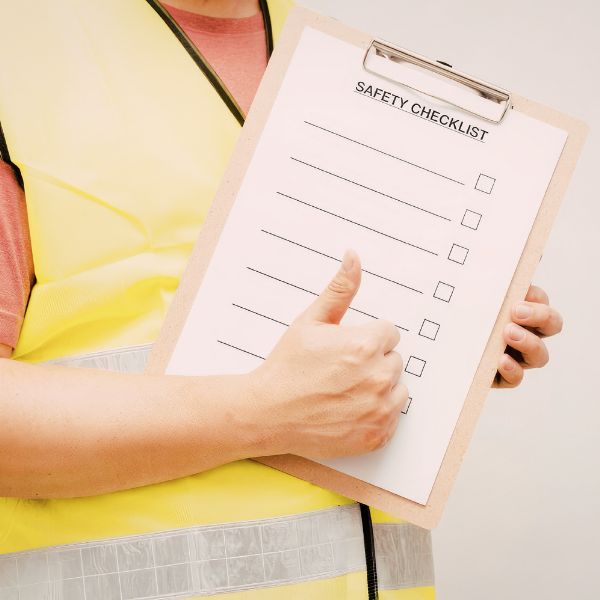 Profissional analisando segurança do trabalho
